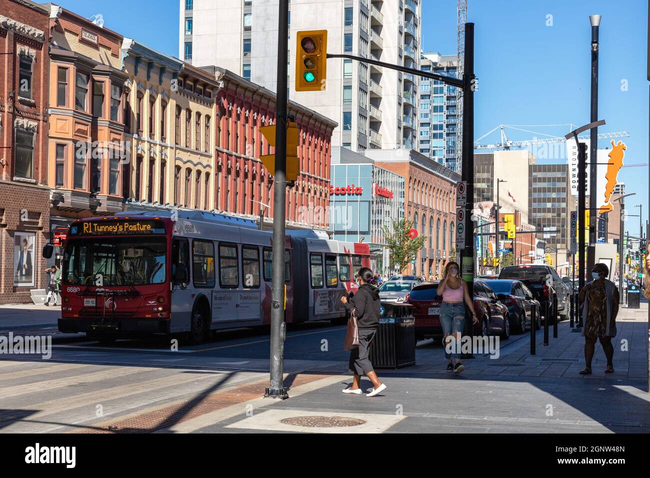 Ottawa, Canada - le 19 septembre 2021 : autobus public au centre-ville d'Ottawa, rue Rideau, le jour ensoleillé de l'été, avec des gens qui marchent sur le trottoir, à la hauteur de la circulation Banque D'Images