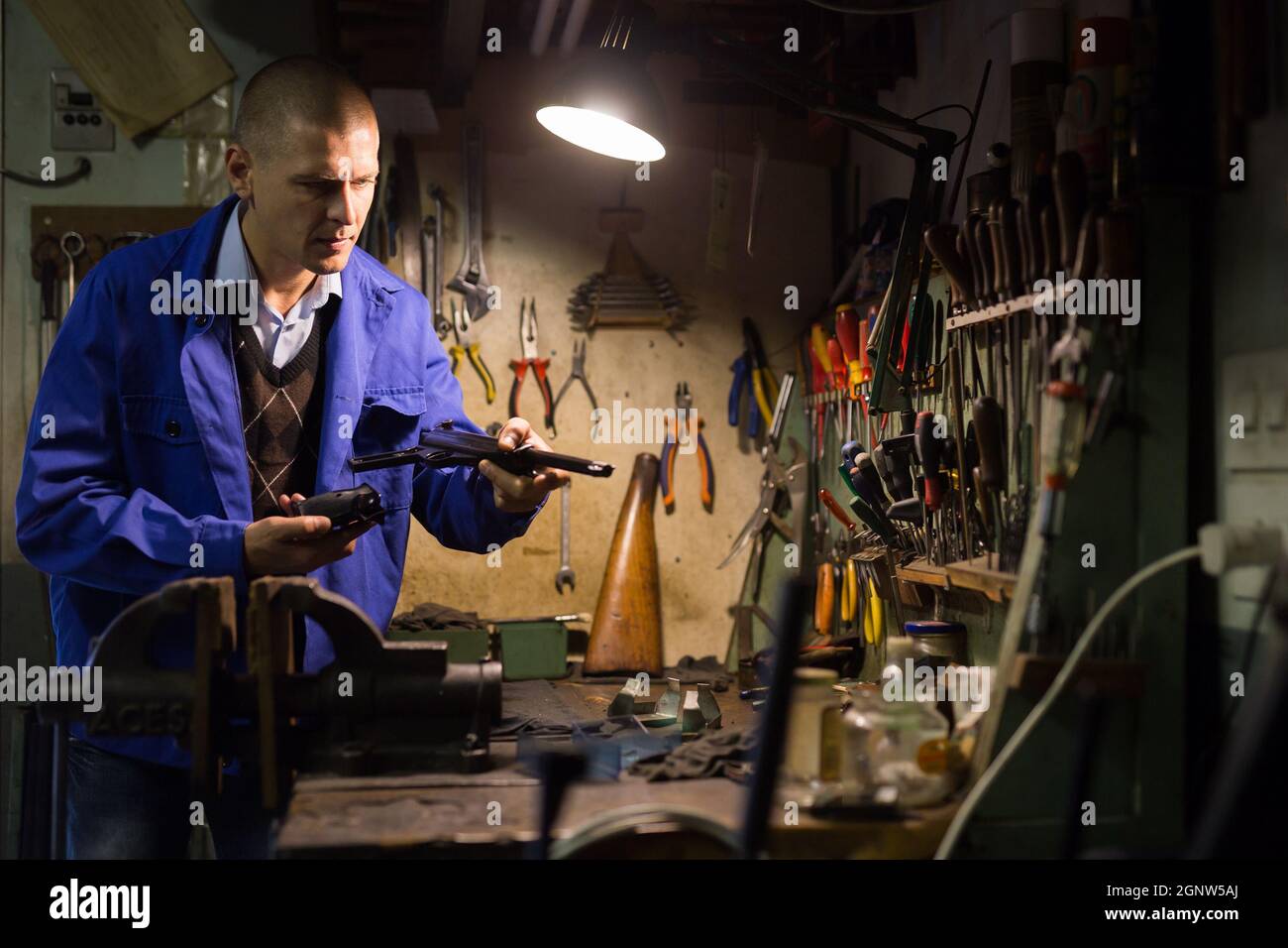 Artisan qualifié d'atelier d'armes de réparation de pistolet à petit alésage Banque D'Images