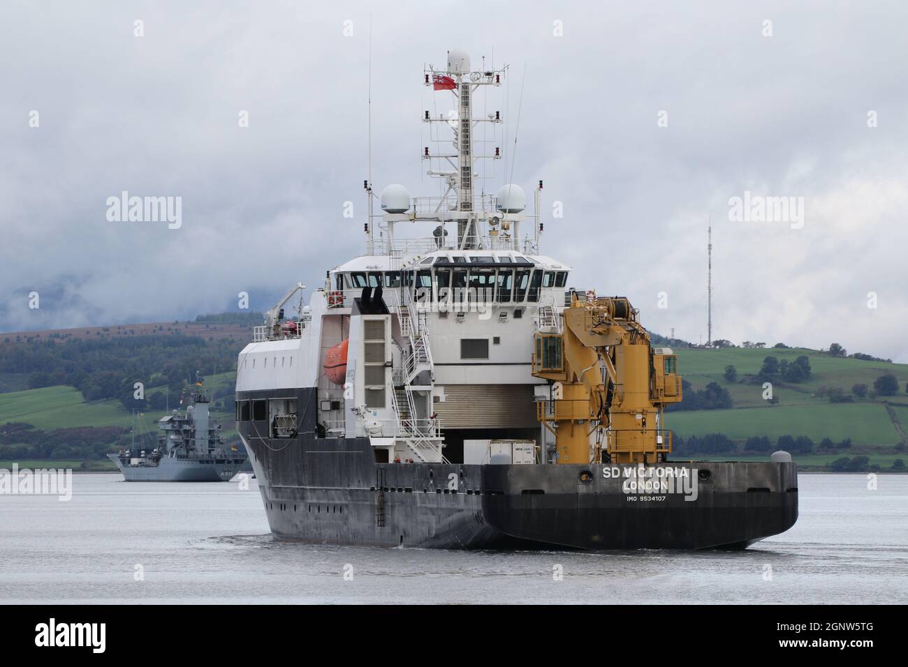 SD Victoria, un navire de soutien mondial exploité par Serco Marine Services pour le compte de l'armée britannique, passe Greenock sur le Firth de Clyde, alors qu'elle se dirige vers les exercices militaires Dynamic Mariner 2021 et joint Warrior 21-2. Juste avant elle se trouve l'appel d'offres FGS Elbe (A511) de la Marine allemande. Banque D'Images