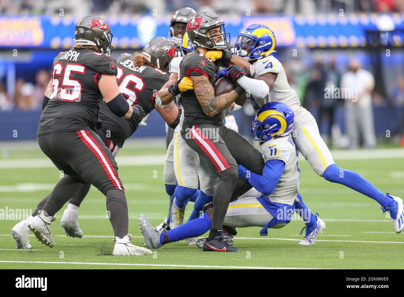 Dimanche 26 septembre 2021 ; Englewood, CA, États-Unis; Mike Evans (13 ans), receveur large des Buccaneers de Tampa Bay, fait une réception et est attaqué par Jordan Fuller (4 ans) et le défenseur Darious Williams (11 ans) lors d'un match de la NFL au SoFi Stadium. Les Rams ont battu les Bucs 34-24. (Kim Hukari/image du sport) Banque D'Images