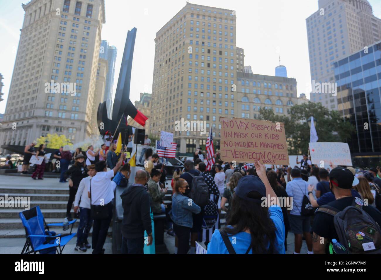 New York, États-Unis. 27 septembre 2021. Des centaines de New-Yorkais se sont emmis sur Foley Square pour se rallier contre les mandats de vaccination à New York, en particulier ceux exigés par le ministère de l'éducation. Le 27 septembre 2021 à New York, États-Unis. Cela vient d'un juge fédéral qui a temporairement bloqué le ministère de l'éducation de faire respecter le mandat de tous les travailleurs de l'école. L'affaire est maintenant renvoyée à un comité de trois juges. Le DOE dit qu'il espère que l'injonction temporaire sera résolue rapidement. (Photo de Mohamed Krit/Sipa USA) crédit: SIPA USA/Alay Live News Banque D'Images