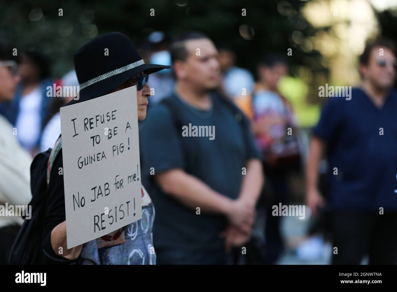 New York, États-Unis. 27 septembre 2021. Des centaines de New-Yorkais se sont emmis sur Foley Square pour se rallier contre les mandats de vaccination à New York, en particulier ceux exigés par le ministère de l'éducation. Le 27 septembre 2021 à New York, États-Unis. Cela vient d'un juge fédéral qui a temporairement bloqué le ministère de l'éducation de faire respecter le mandat de tous les travailleurs de l'école. L'affaire est maintenant renvoyée à un comité de trois juges. Le DOE dit qu'il espère que l'injonction temporaire sera résolue rapidement. (Photo de Mohamed Krit/Sipa USA) crédit: SIPA USA/Alay Live News Banque D'Images