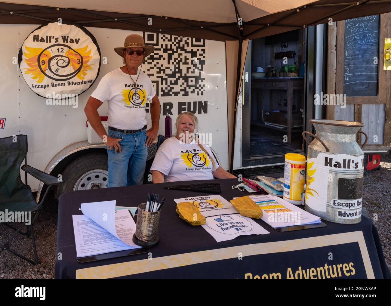 Les propriétaires de Hall's Way EscapeRoom Adventures devant leur salle d'évacuation mobile Banque D'Images