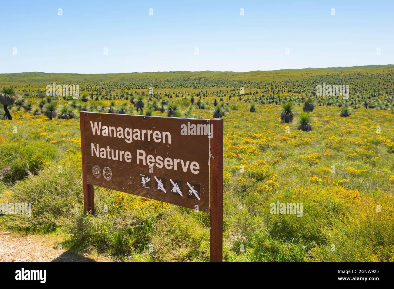 Nom signe pour la réserve naturelle de Wanagarren où poussent les arbres à graminées (Xanthorrhoea preissii), près de Cervantes, région de Gascoigne, Australie occidentale, Austr Banque D'Images