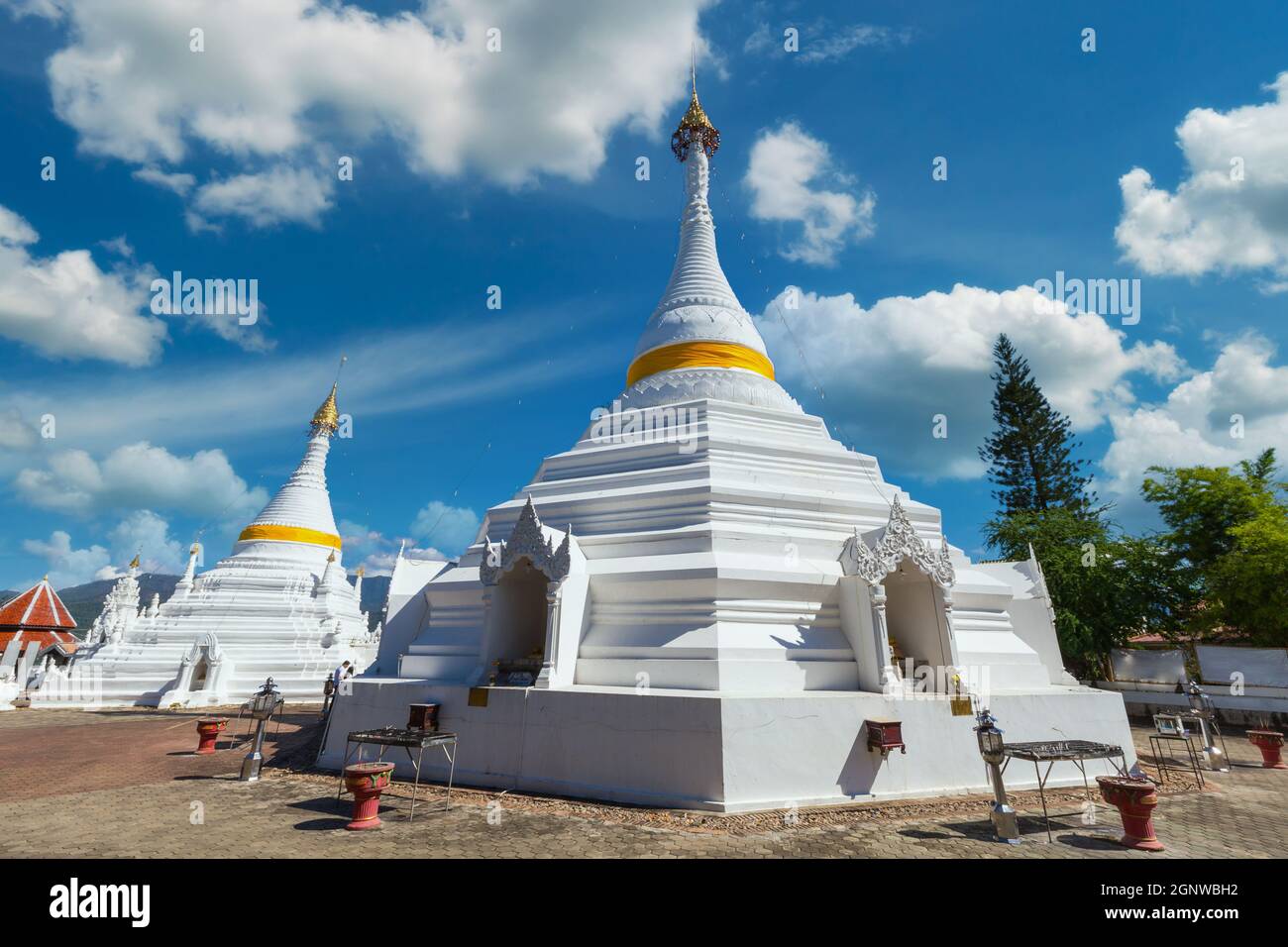 Pagode blanche unique à Wat Phra que Doi Gongmoo point de repère de Maehongson, Thaïlande. Banque D'Images Pagode blanche unique à Wat Phra que Doi Gongmoo point de repère de Maehongson, Thaïlande. Banque D'Images