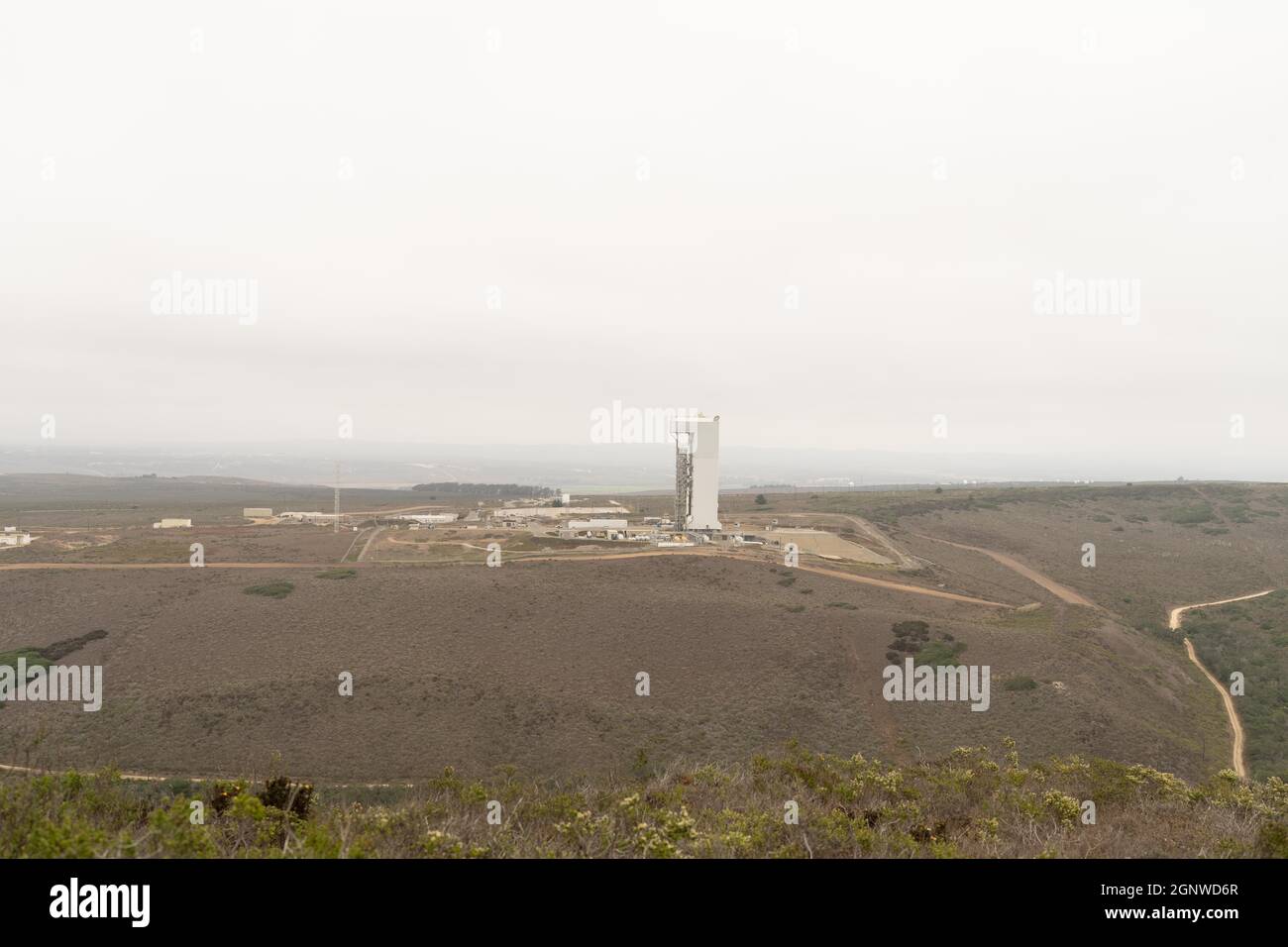 27 septembre 2021 ; Vandenberg AFB, Californie, États-Unis; vue générale du complexe de lancement spatial 3 (SLC-3). La Mobile Service Tower (MST) se tient sur la rampe de lancement et recule pour exposer la fusée ULA Atlas V 401 avec la mission Landsat 9 pour les lancements de la NASA et de l'USGS. Crédit obligatoire : Stan Szeto-image du sport Banque D'Images