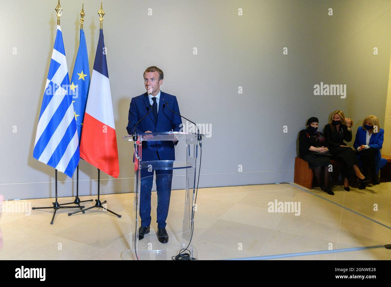 Le président français Emmanuel Macron prononce son discours lors d'une visite de l'exposition Paris-Athènes. La naissance de la Grèce moderne au Musée du Louvre à Paris, France, le 27 septembre 2021. Photo de Jaques Witt/Pool/ABACAPRESS.COM Banque D'Images