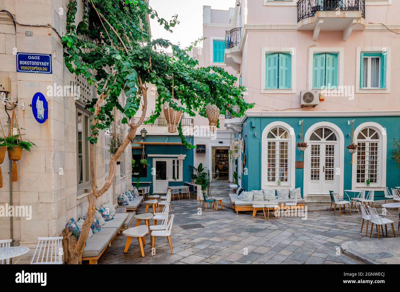 Vue sur les cafés et les bars des ruelles d'Ermoupolis, la capitale de Syros, une île grecque située dans la mer Égée. Banque D'Images