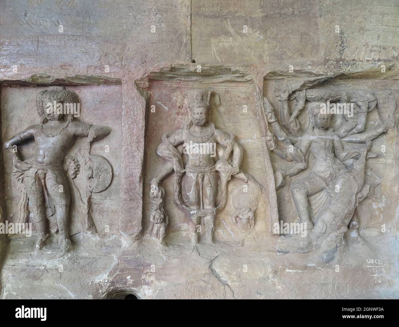 Mur extérieur de la grotte 6 avec le garde du temple Shiva Shambu (L), Shiva comme Gangadhara (M) et la déesse armée 10 Durga qui a fait clamer le démon buffle Mahishasura (R) Banque D'Images