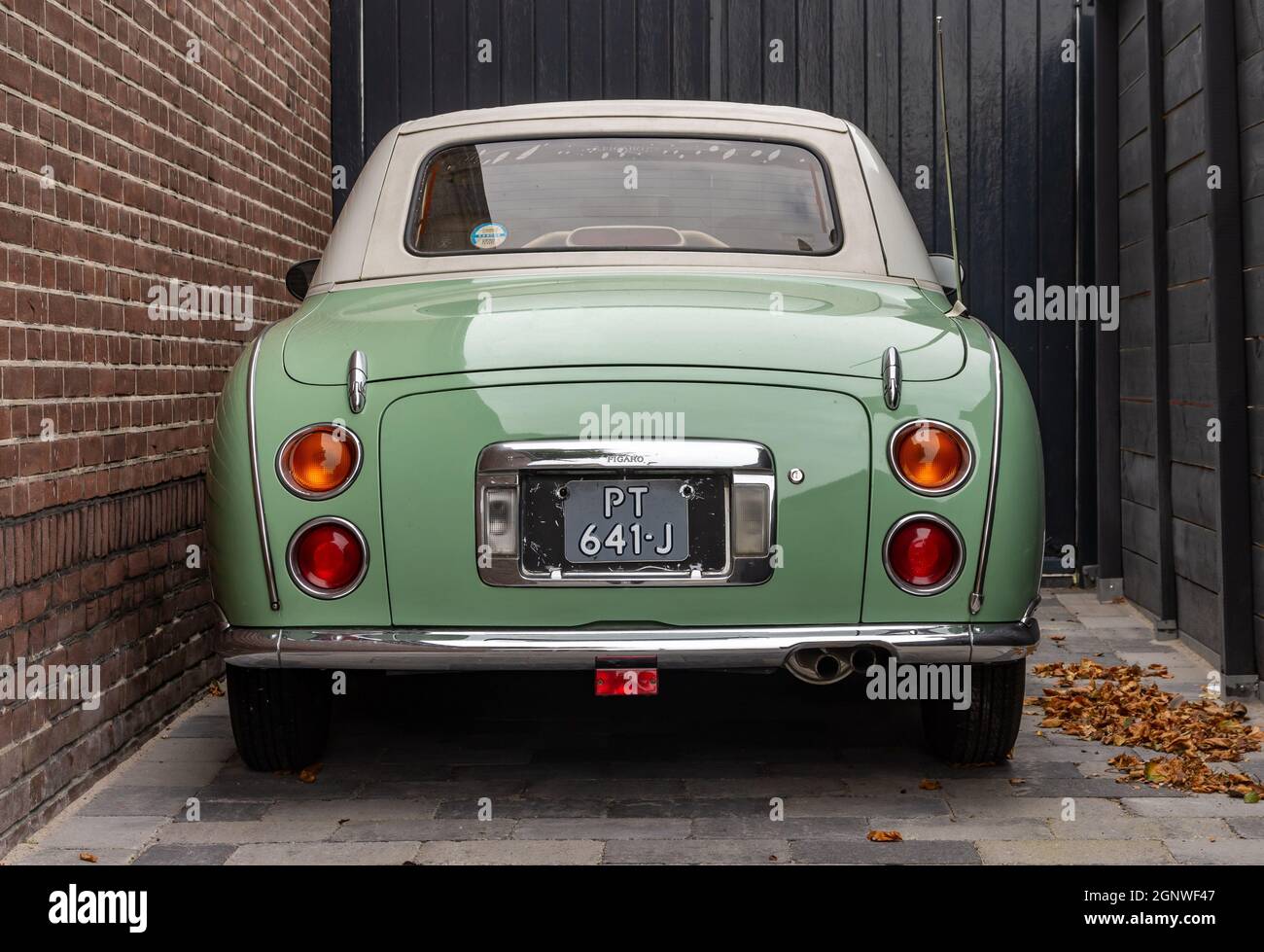 OSS, Brabant du Nord, pays-Bas, 25.09.2021, vue arrière de l'ancienne voiture à minuterie en stationnement Nissan Figaro à partir de l'année 1991 en vert Banque D'Images