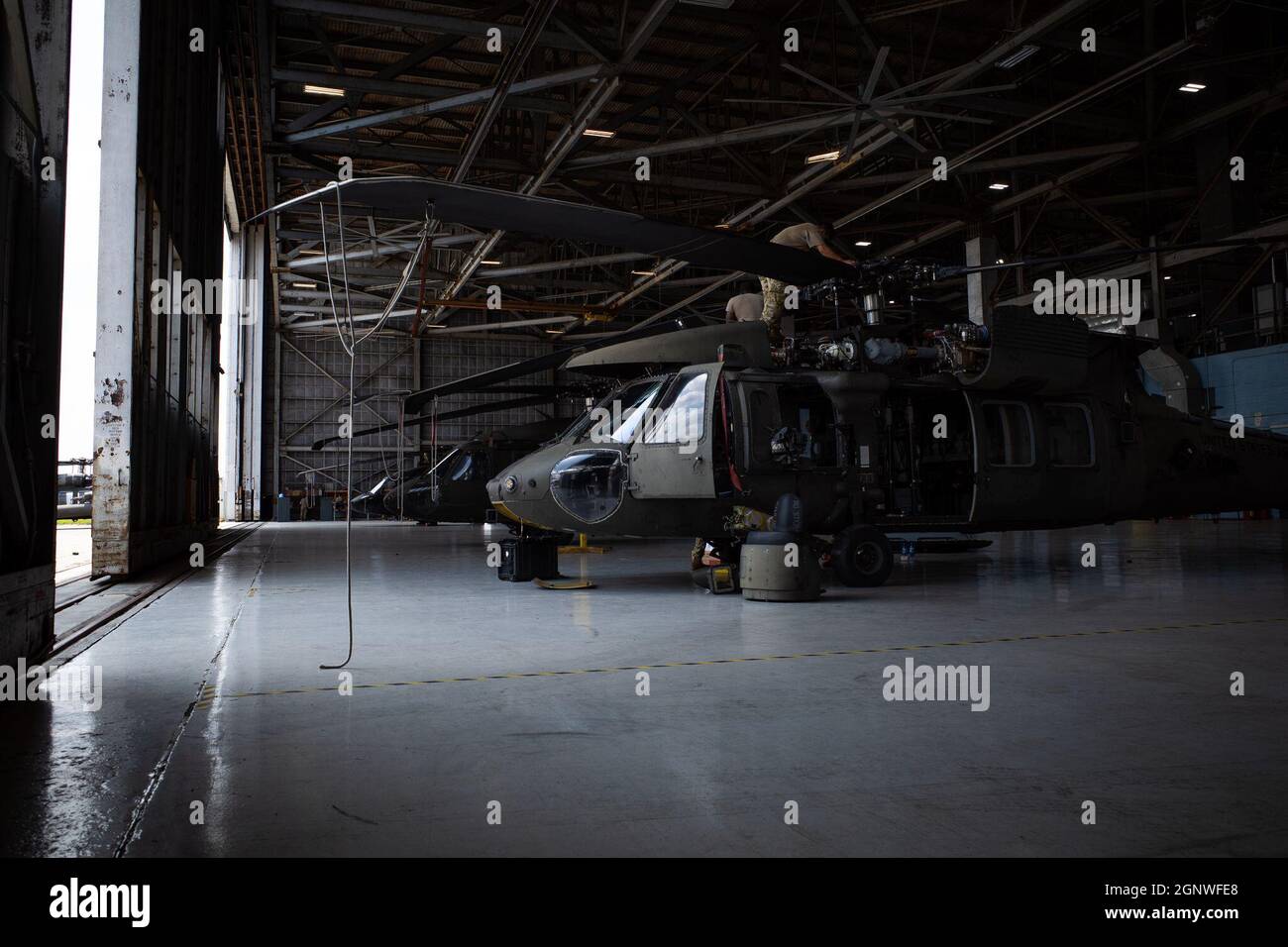 Le responsable de l'aéronef du 4e Bataillon, 3e Régiment d'aviation travaille sur UH-60 Black Hawk sur l'aérodrome de l'Armée Hunter, le 2 août. Banque D'Images