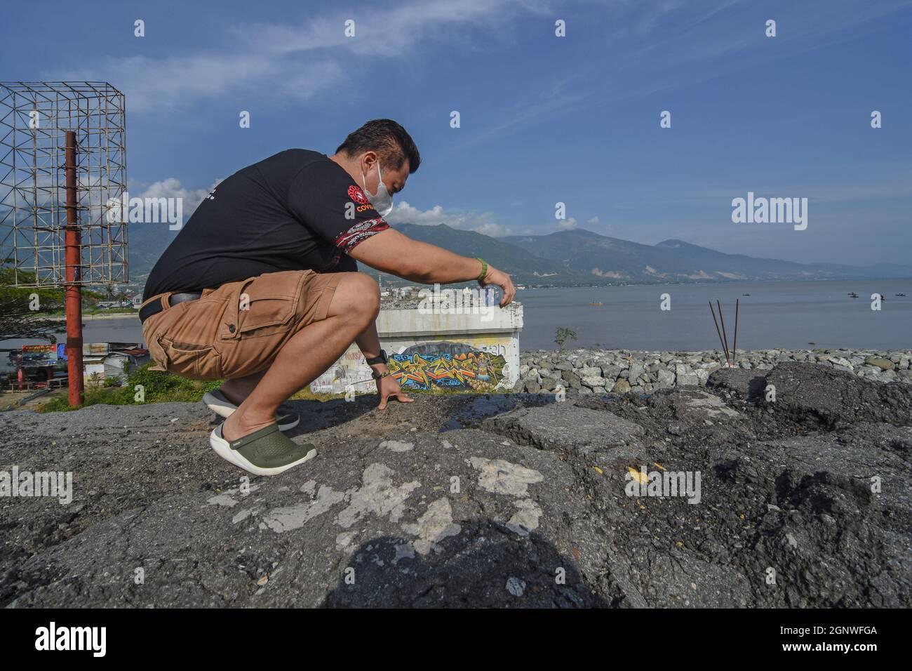 Palu, Sulawes centrales, Indonésie. 28 septembre 2021. Les gens saupouffent des fleurs et offrent des prières sur la côte à la mémoire des victimes de la catastrophe du tsunami à Palu, dans le centre de Sulawesi, le 28 septembre 2018. Un tremblement de terre de 7.4 sur l'échelle de Richter il y a trois ans a causé un tsunami, et une liquéfaction basée sur les données gouvernementales a tué au moins 2,141 résidents dans la région (Credit image: © Adi PranataZUMA Wire) Banque D'Images