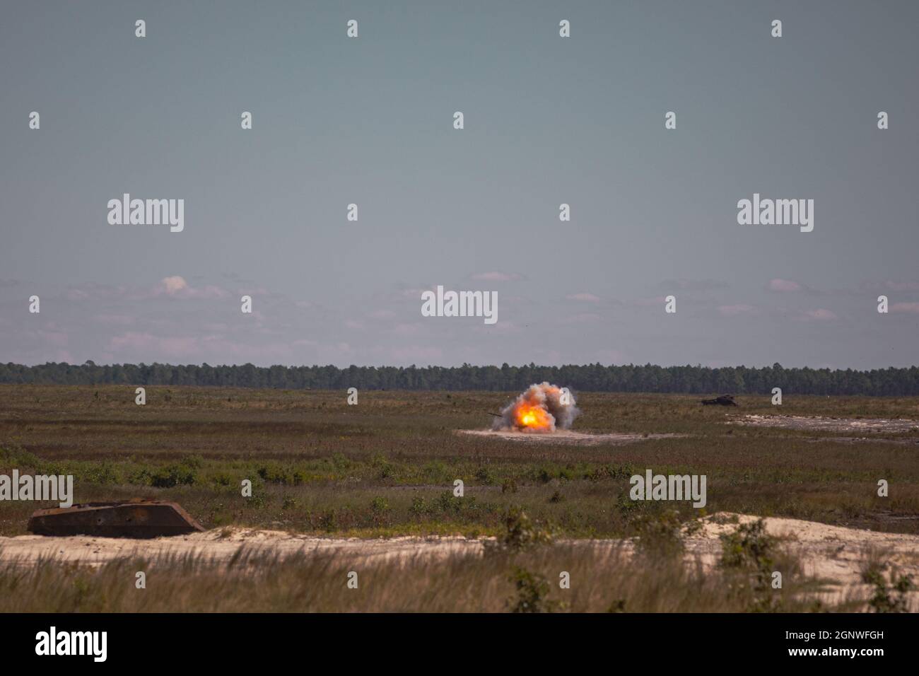 Un impact d'un missile guidé par fil à bord d'un tube, à suivi optique, tiré par un véhicule blindé léger - système d'armes antichars avec peloton d'armes, Bravo Company, 2e Bataillon de reconnaissance blindé léger, lors d'une démonstration de tir en direct à bord du camp de base du corps marin Lejeune, Caroline du Nord, le 25 septembre 2021. Une telle formation augmente la préparation des Marines en exerçant les compétences essentielles de la mission pour le déploiement prochain du MEU. (É.-U. Photo du corps marin par Cpl. Armando Elizalde) Banque D'Images