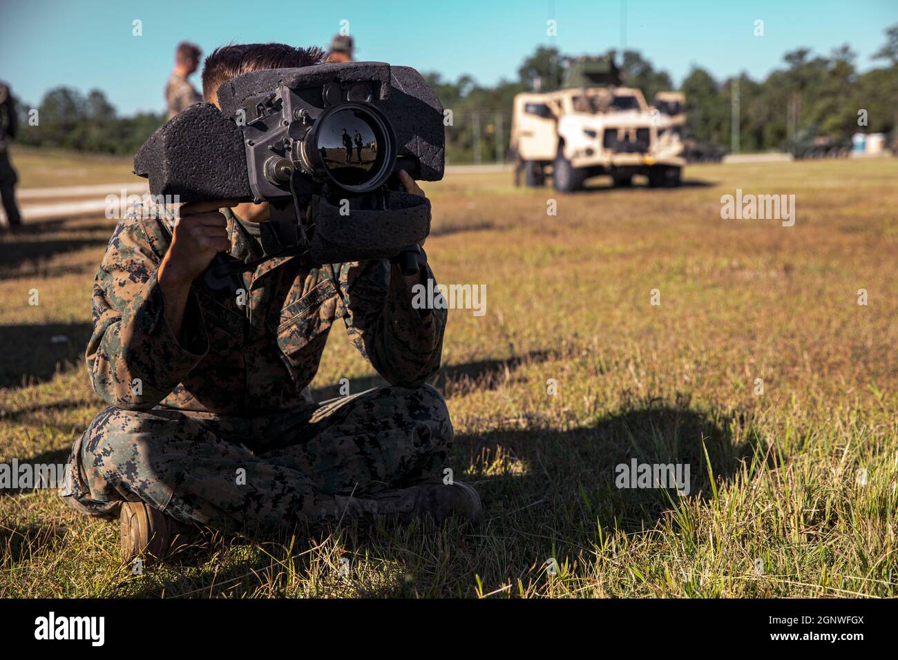 Caporal de lance du corps des Marines des États-Unis Curtis Flores, un tireur de missiles antichar, avec Golf Company, 2e Bataillon, 6e Marines, présente une unité de lancement de commandement d'un système Javelin M98A2 lors d'une démonstration de tir en direct à bord du camp de base du corps des Marines Lejeune, Caroline du Nord, le 25 septembre 2021. Une telle formation augmente la préparation des Marines en exerçant les compétences essentielles de la mission pour le déploiement prochain du MEU. (É.-U. Photo du corps marin par Cpl. Armando Elizalde) Banque D'Images