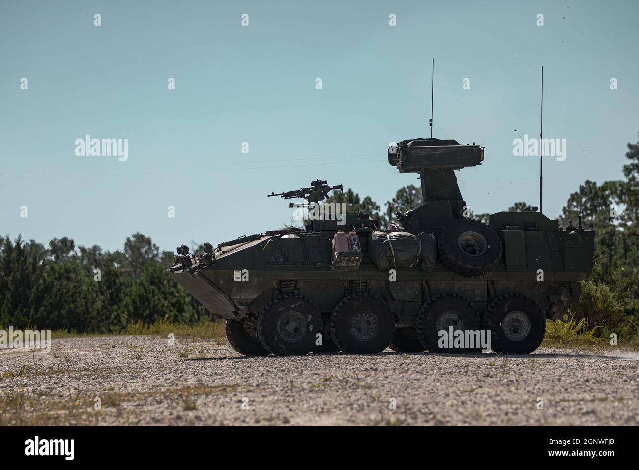 Un véhicule blindé léger - système d'armes antichars affecté au peloton d'armes, Bravo Company, 2e Bataillon de reconnaissance blindé léger, lance un missile à bord d'un tube, suivi optiquement, guidé par fil lors d'une démonstration de tir en direct à bord de la base du corps des Marines Camp Lejeune, Caroline du Nord, le 25 septembre 2021. Une telle formation augmente la préparation des Marines en exerçant les compétences essentielles de la mission pour le déploiement prochain du MEU. (É.-U. Photo du corps marin par Cpl. Armando Elizalde) Banque D'Images