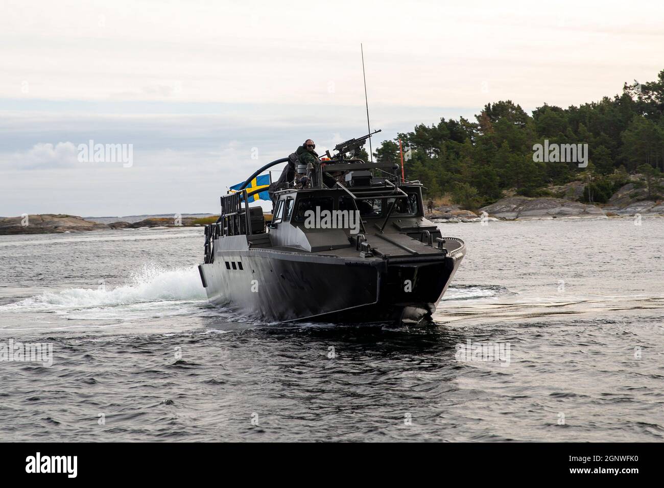 Une Marine suédoise avec la 204e Compagnie de fusiliers, 2e Bataillon marin, 1er Régiment maritime suédois, fournit un soutien mobile par des capacités d'incendie à bord d'un bateau de combat 90 pendant l'exercice Archipel Endeavour sur la base navale de Berga, Suède, 21 septembre 2021. L'exercice Archipel Endeavour offre l'occasion aux Marines des États-Unis et à leurs homologues suédois de s'engager dans une formation réaliste visant à développer l'expérience, le travail d'équipe et le renforcement de l'interopérabilité. Les deux forces travaillent à la réalisation de leurs objectifs mutuels au cours de cet exercice d'entraînement intégré sur le terrain qui comprend l'entraînement en raid maritime, militaire Banque D'Images