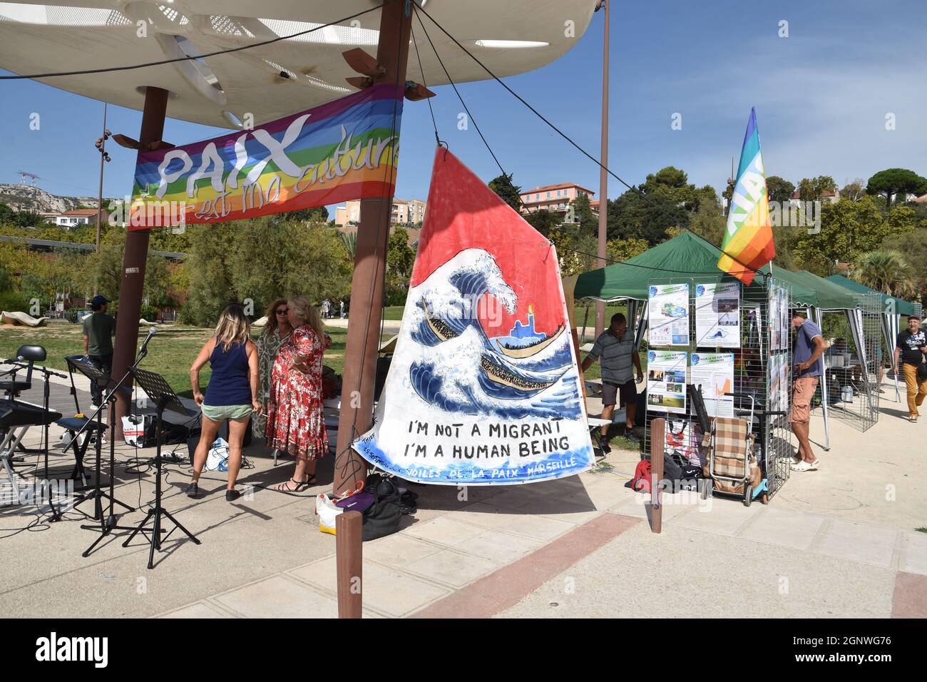 Marseille, France. 25 septembre 2021. Militants, bannières, drapeaux et pancartes vus pendant la réunion. Le collectif "voiles de la paix" a été créé à Marseille pour promouvoir la paix et s'opposer à la prolifération de la guerre. Ils tiennent un événement annuel dans le port de Marseille pour promouvoir leur cause. (Image de crédit : © Gerard Bottino/SOPA Images via ZUMA Press Wire) Banque D'Images