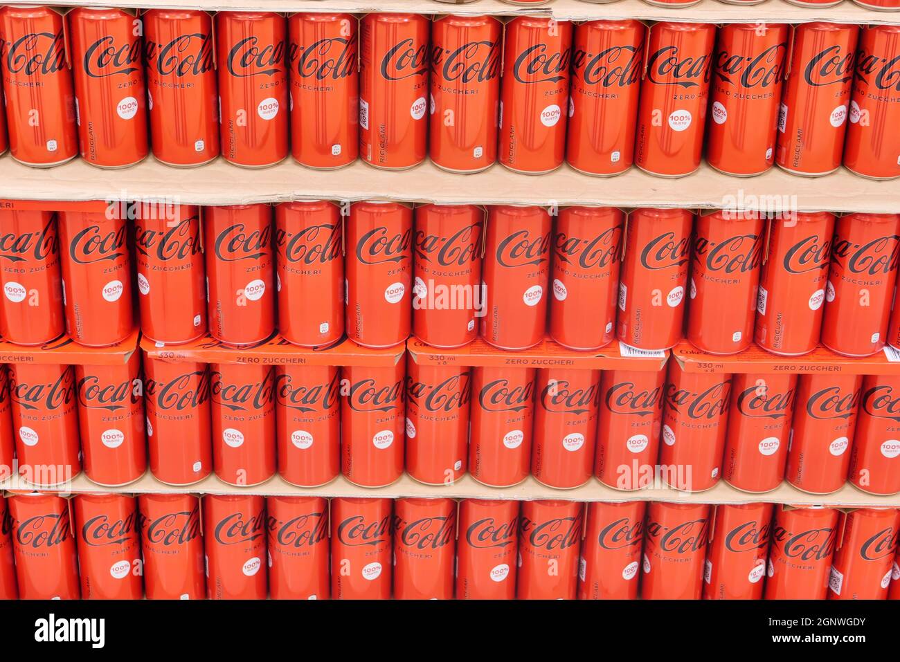 BOÎTES SANS SUCRE COCA COLA DANS LE MAGASIN DE NOURRITURE MEGA Banque D'Images