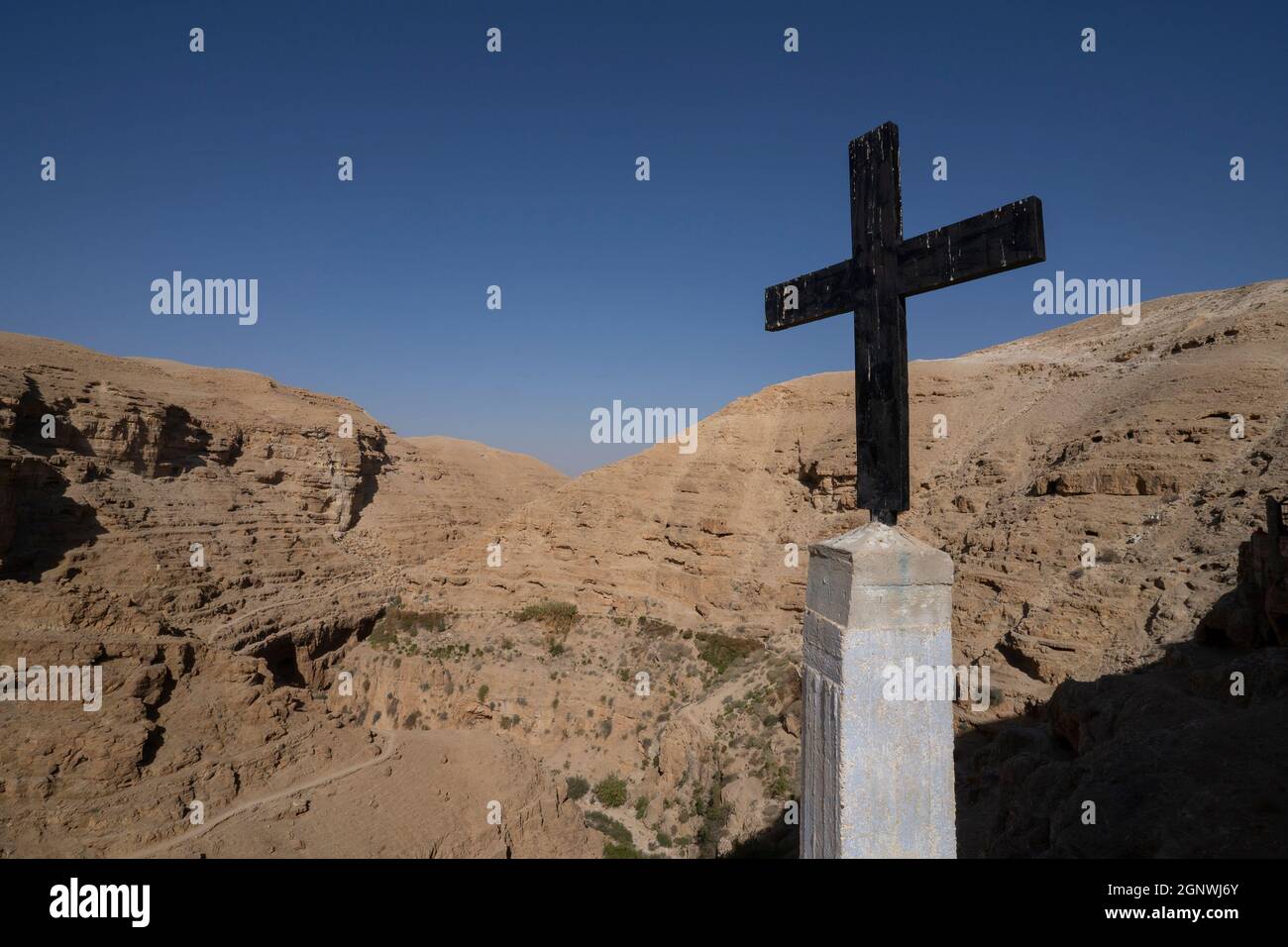 Une croix de fer sur un pilier, sur la route du monastère de saint george dans le désert de Judée, Israël. Banque D'Images
