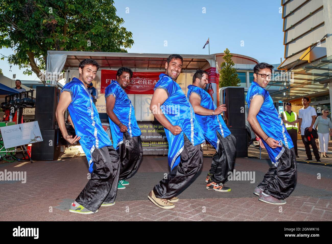 Des hommes indiens en costumes colorés dansent pendant les célébrations du festival de Diwali à Tauranga, en Nouvelle-Zélande Banque D'Images