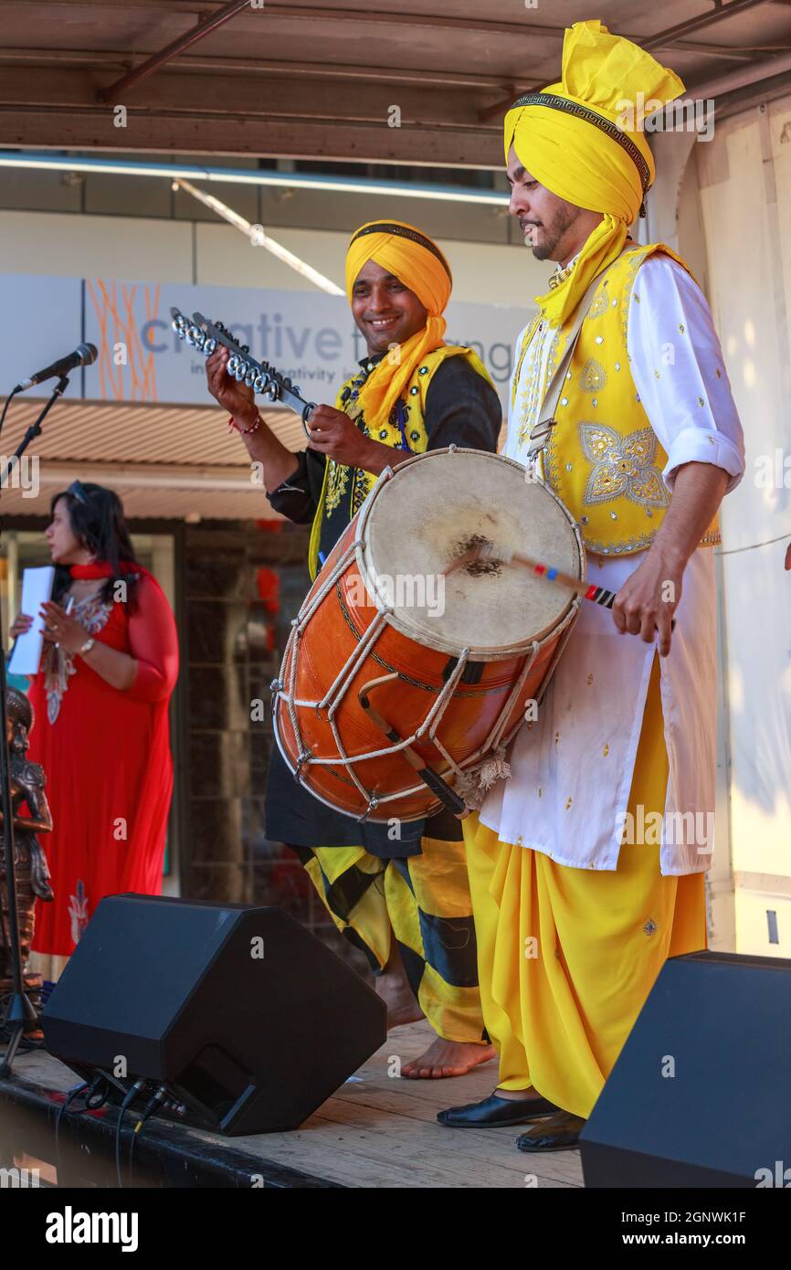 Musiciens indiens jouant un dholak (tambour) et un chimta aux célébrations de Diwali à Tauranga, Nouvelle-Zélande Banque D'Images