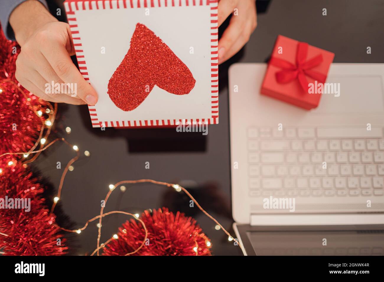 pc portable blanc et cadeau de noël. Achats en ligne de Noël, ventes et promotions pendant les vacances, achats en ligne à la maison et lockdow Banque D'Images