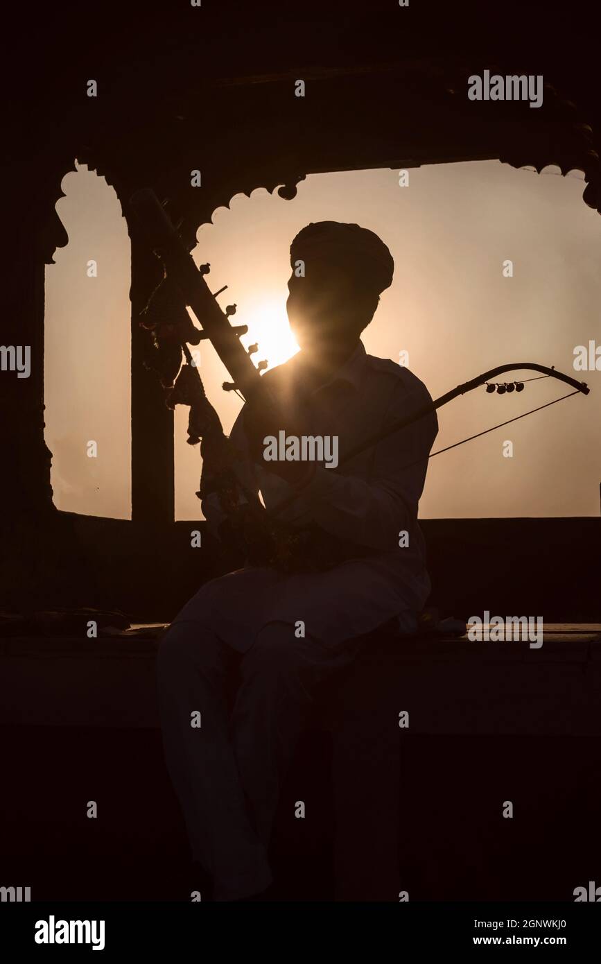 Silhouette d'un musicien folk indien jouant son instrument à Udaipur, Rajasthan Banque D'Images