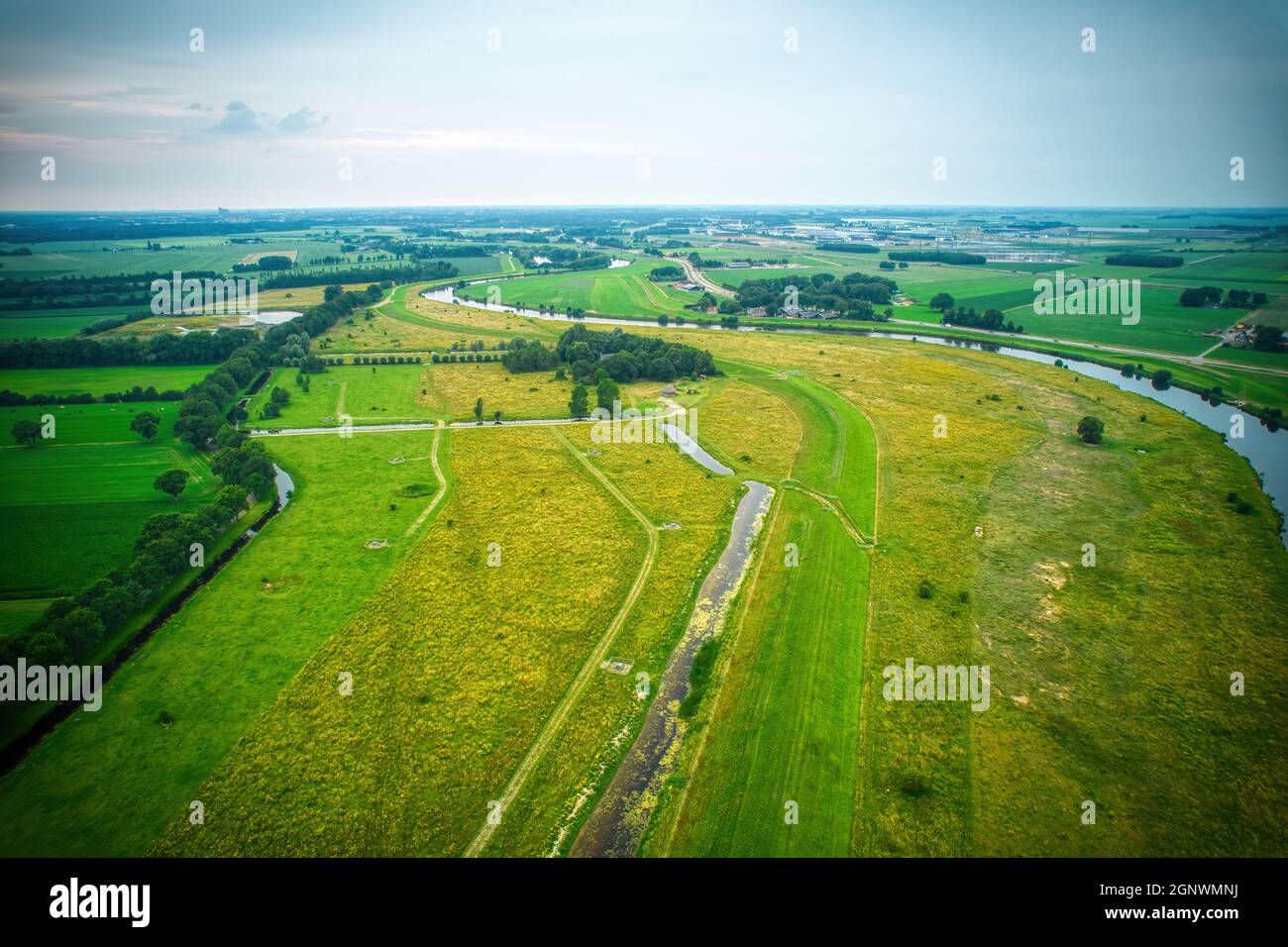 Drone zicht op de Vecht, groen gras, eau de bluw, stad met nomen rijen  langs het eau. Vechtdal, Dalfsen Nederland Photo Stock - Alamy