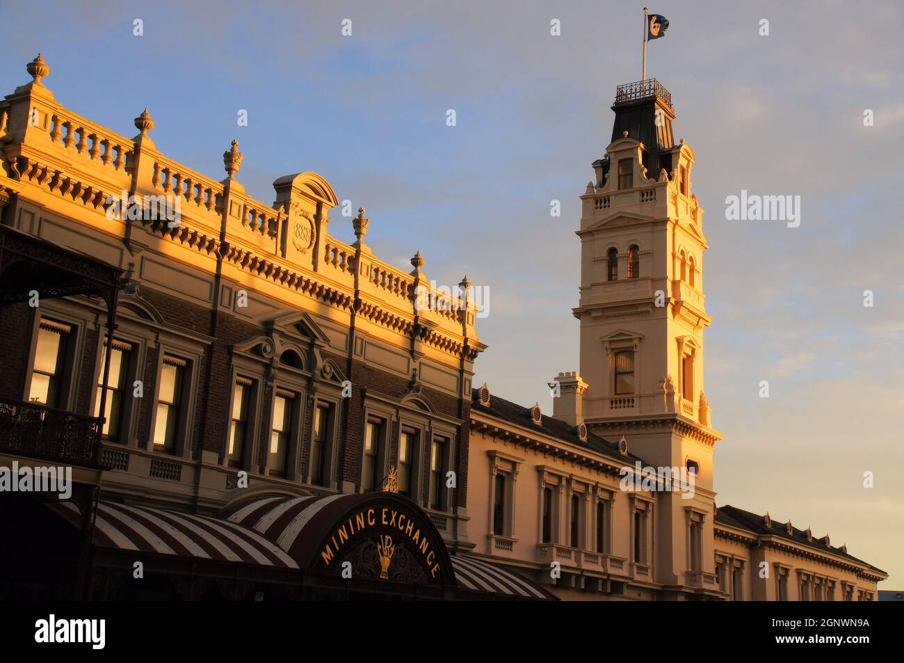 Bâtiments d'époque, dont l'ancien bureau de poste et d'échange minier de Lydiard Street, peu avant le coucher du soleil à Ballarat, Victoria, Australie Banque D'Images