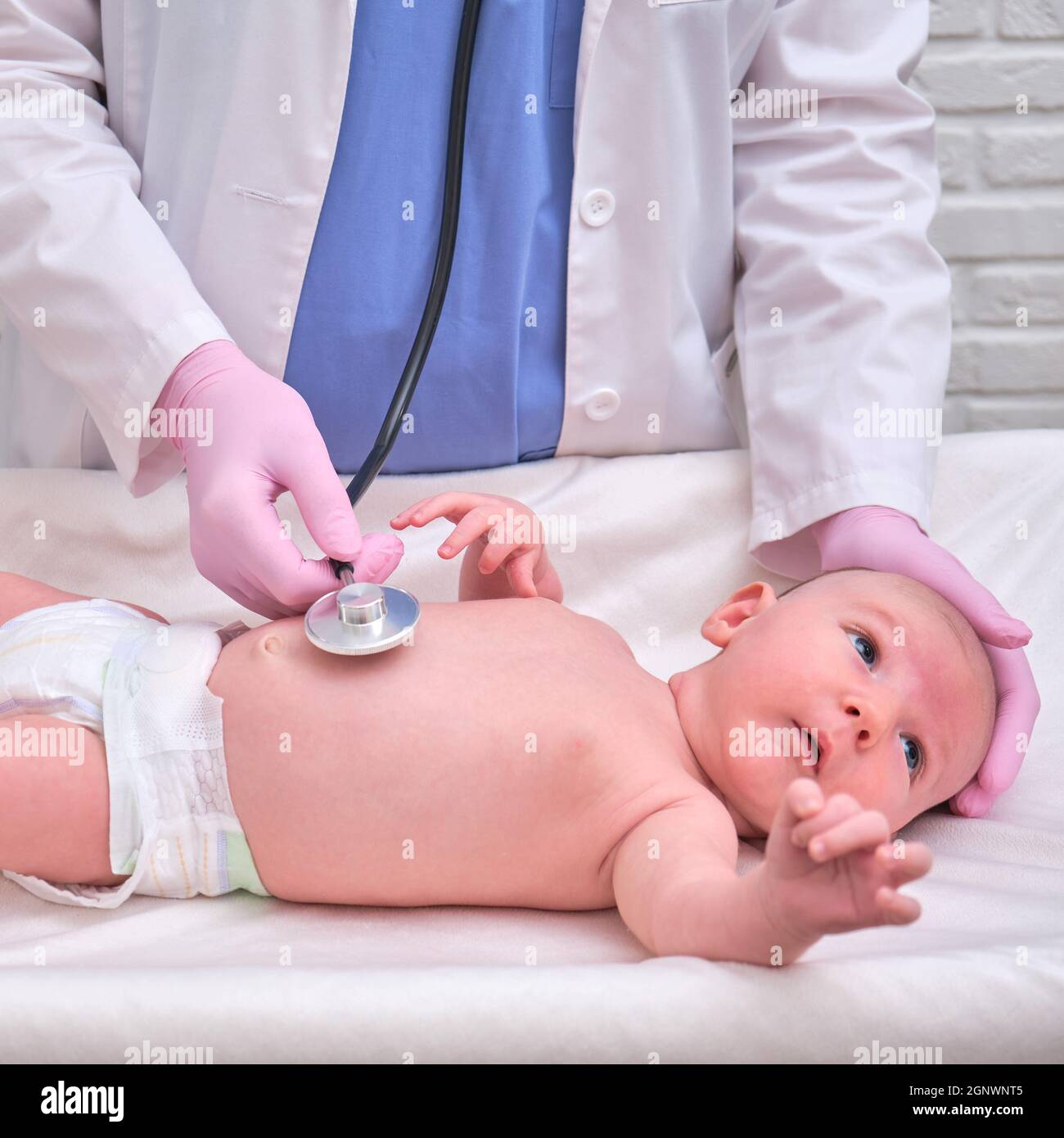 Le Docteur écoute Le Coeur Avec Un Bébé Nouveau-né De Stéthoscope