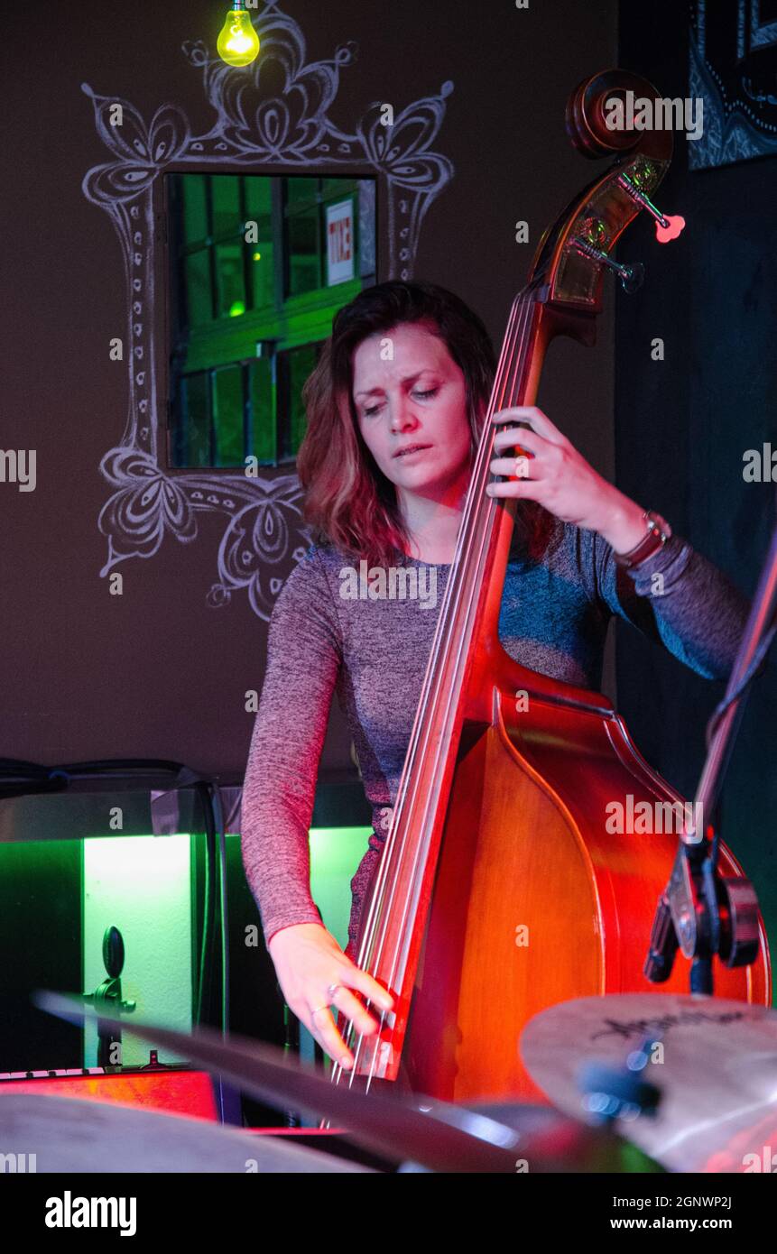 Romy Brauteseth (bassiste) jouant au Standard Bank Jazz Festival, Grahamstown, 04 juillet 2017. Banque D'Images