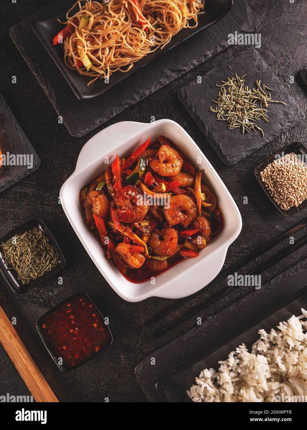 Délicieux bol de crevettes et légumes, vue sur le dessus, cuisine chinoise Banque D'Images