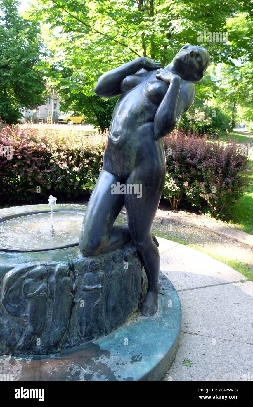 Fontaine avec une sculpture Élégie de la célèbre sculpteur croate Ivana franges sur Rokov perivoj à Zagreb, Croatie Banque D'Images