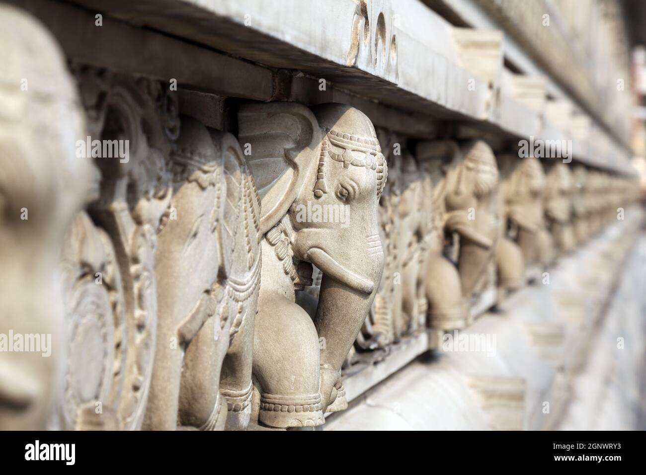 Sculptures sur pierre dans le temple hindou de Birla Mandir Kolkata, Inde Banque D'Images
