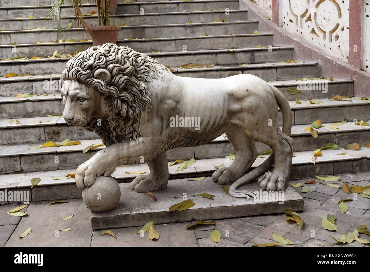 Les lions qui gardaient l'entrée du temple de Sree Chanua Probhu à Kolkata, Bengale occidental, Inde Banque D'Images