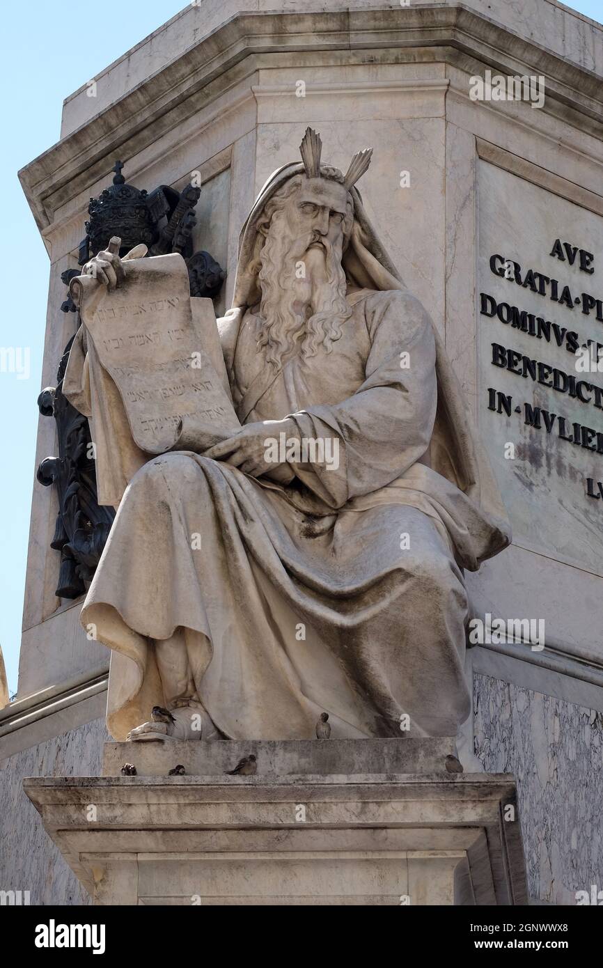 Statue de Moïse sur la colonne de l'Immaculée conception par Ignazio Jacometti sur la Piazza Mignanelli à Rome, Italie Banque D'Images