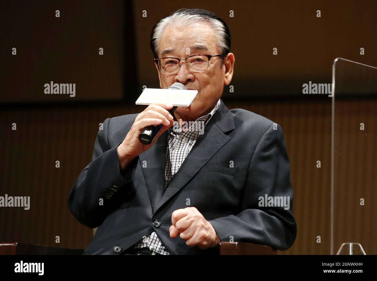 28 septembre 2021. L'acteur sud-coréen Lee Soon-jae l'acteur sud-coréen Lee Soon-jae, qui joue le rôle de roi Lear dans la nouvelle pièce, salue les journalistes lors d'une conférence de presse à Séoul le 28 septembre 2021. La pièce se déroulera du 30 octobre au 21 novembre. Crédit : Yonhap/Newcom/Alay Live News Banque D'Images