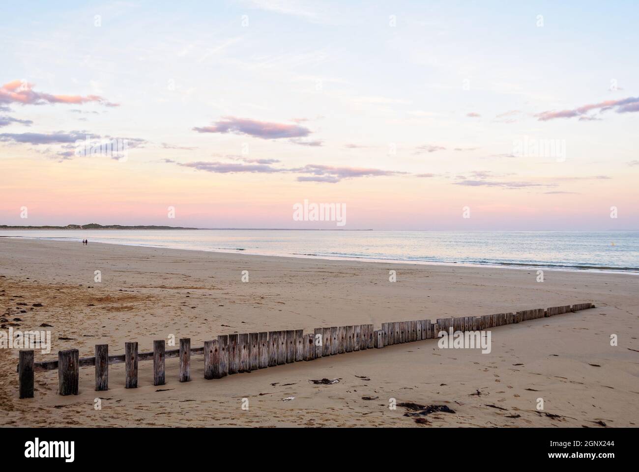 Clôture de sable sur la plage au crépuscule - Torquay, Victoria, Australie Banque D'Images