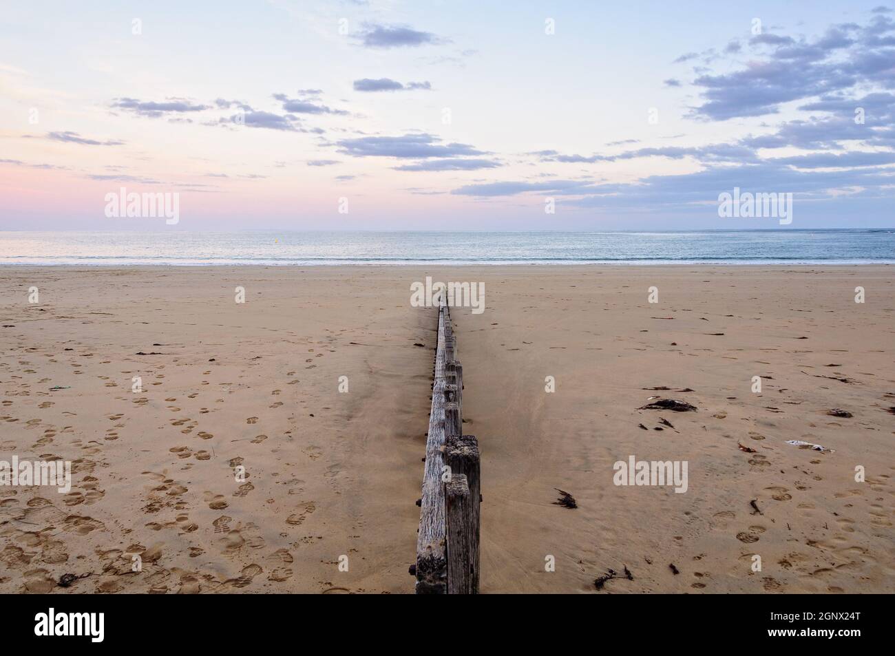 Clôture de sable sur la plage au crépuscule - Torquay, Victoria, Australie Banque D'Images