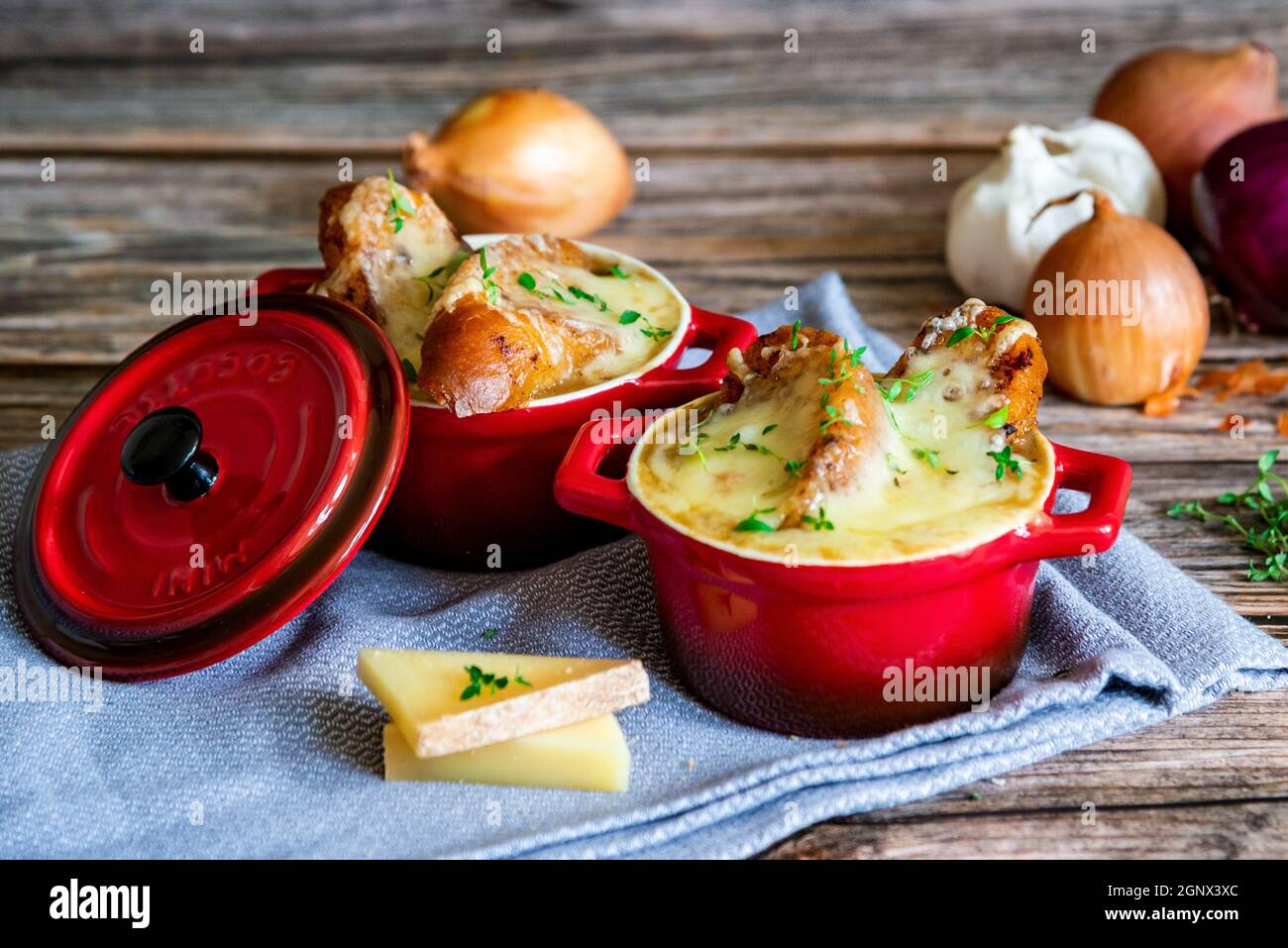 Soupe traditionnelle à l'oignon française faite maison servie dans de petits pots de cocotte avec du fromage et des toasts Banque D'Images
