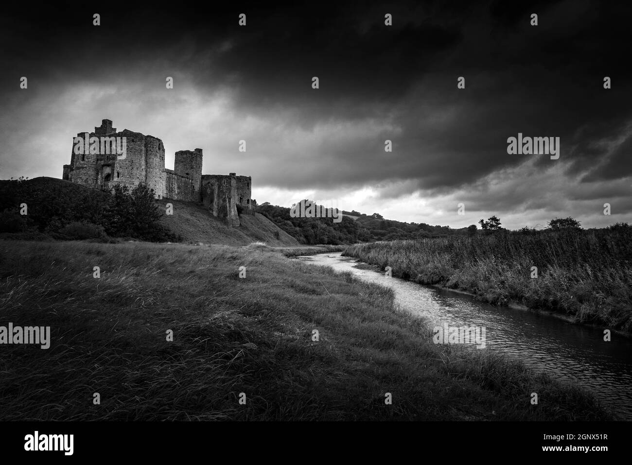 Château de Kidwelly, Kidwelly, Carmarthenshire, pays de Galles, Royaume-Uni un château médiéval gallois en ruine du XIIIe siècle, image monochrome noir et blanc Banque D'Images