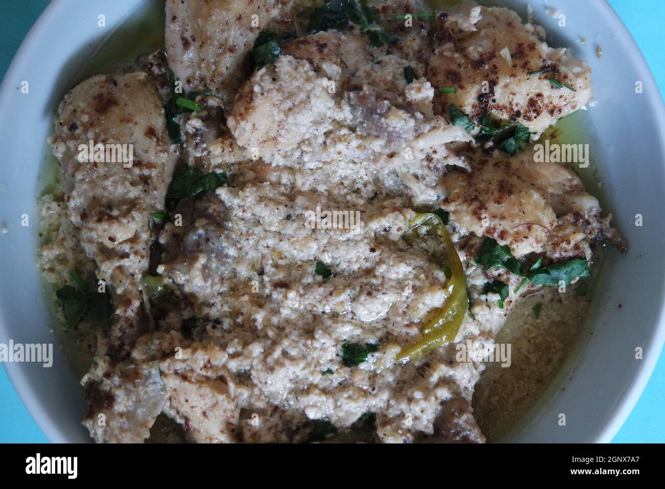 Qorma de poulet maison ou plat de qorma blanc. Plat traditionnel pour les fêtes et les cérémonies populaires dans les pays d'Asie du Sud comme le Pakistan, l'Inde Banque D'Images