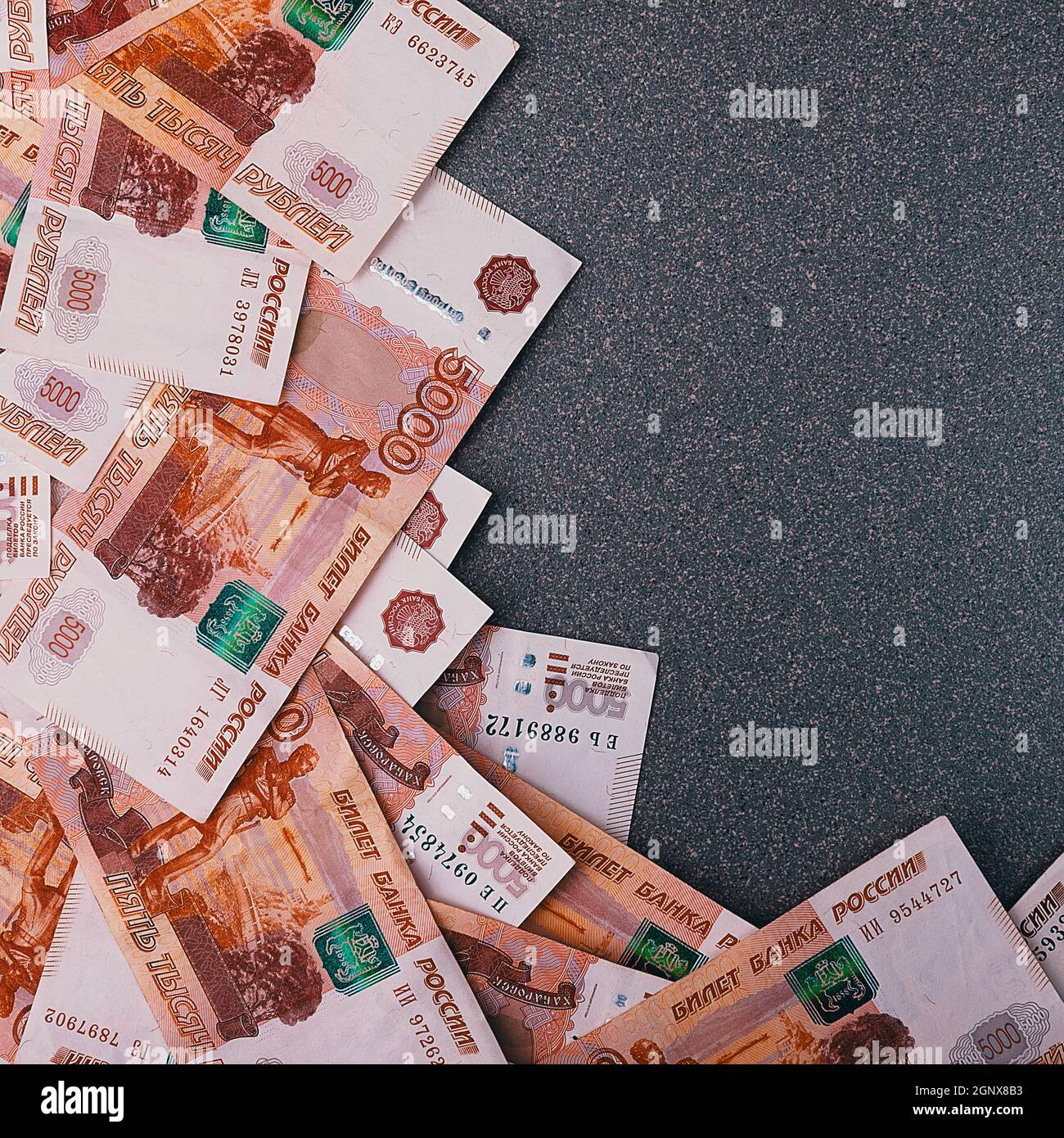 Billets en espèces russes de cinq mille roubles, dispersés sur fond gris, il y a une place pour l'inscription et le texte. Mise en page, mise en page. Banque D'Images