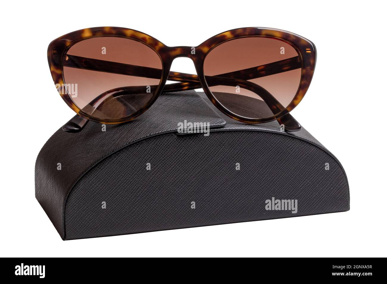 Gros plan de lunettes de soleil tendance reposant sur un étui en cuir noir  isolé sur un fond blanc. Macro Photo Stock - Alamy