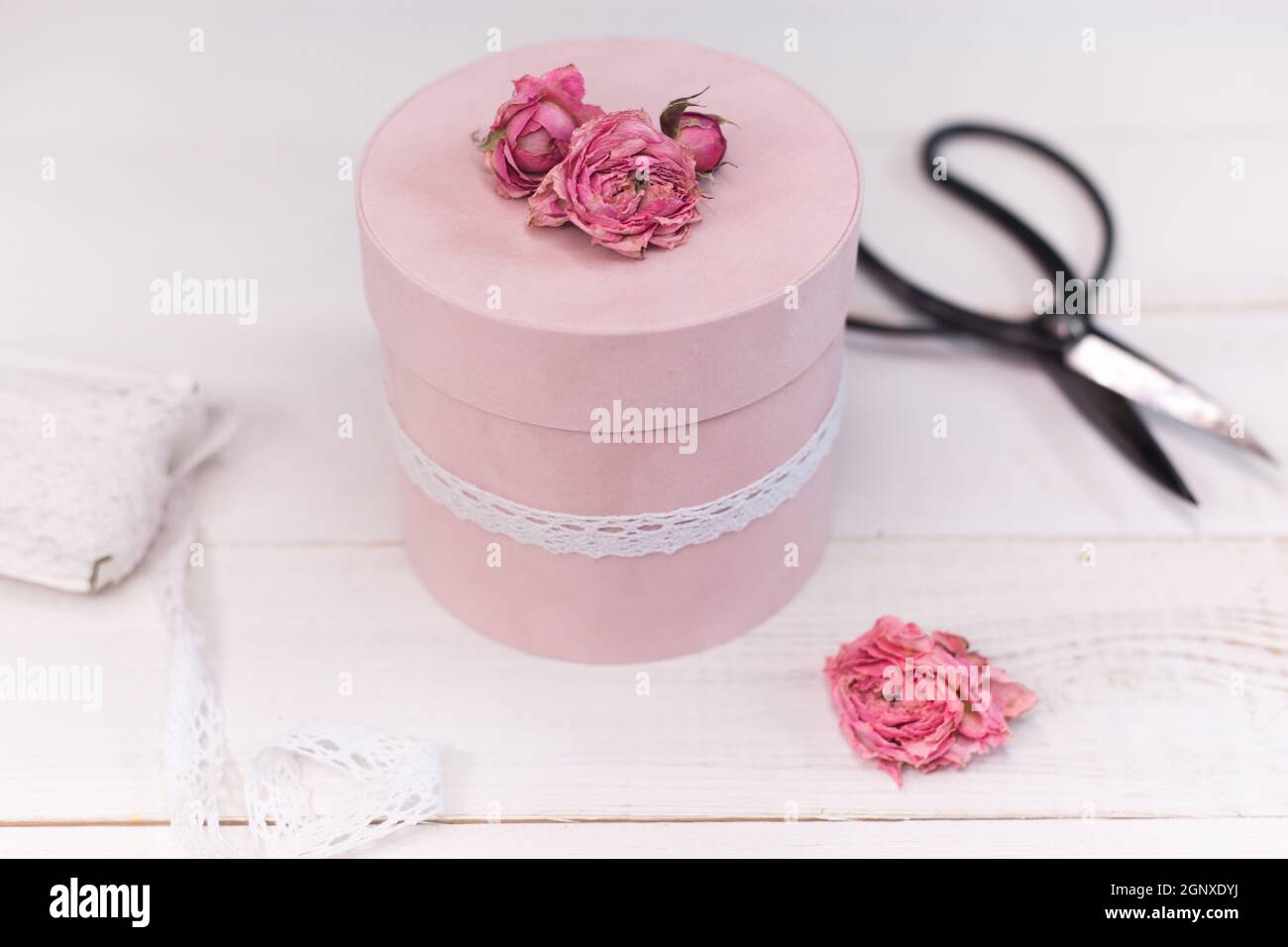 Magnifique emballage-cadeau rond rose est décoré de roses Photo Stock -  Alamy