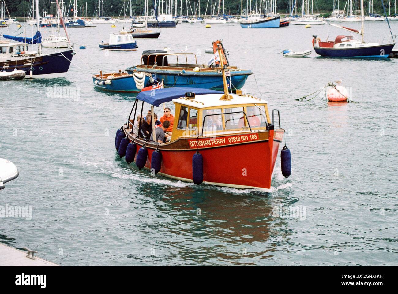 Le Dittisham Ferry sur la rivière Dart à Dartmouth, Devon, Angleterre, Royaume-Uni. Banque D'Images