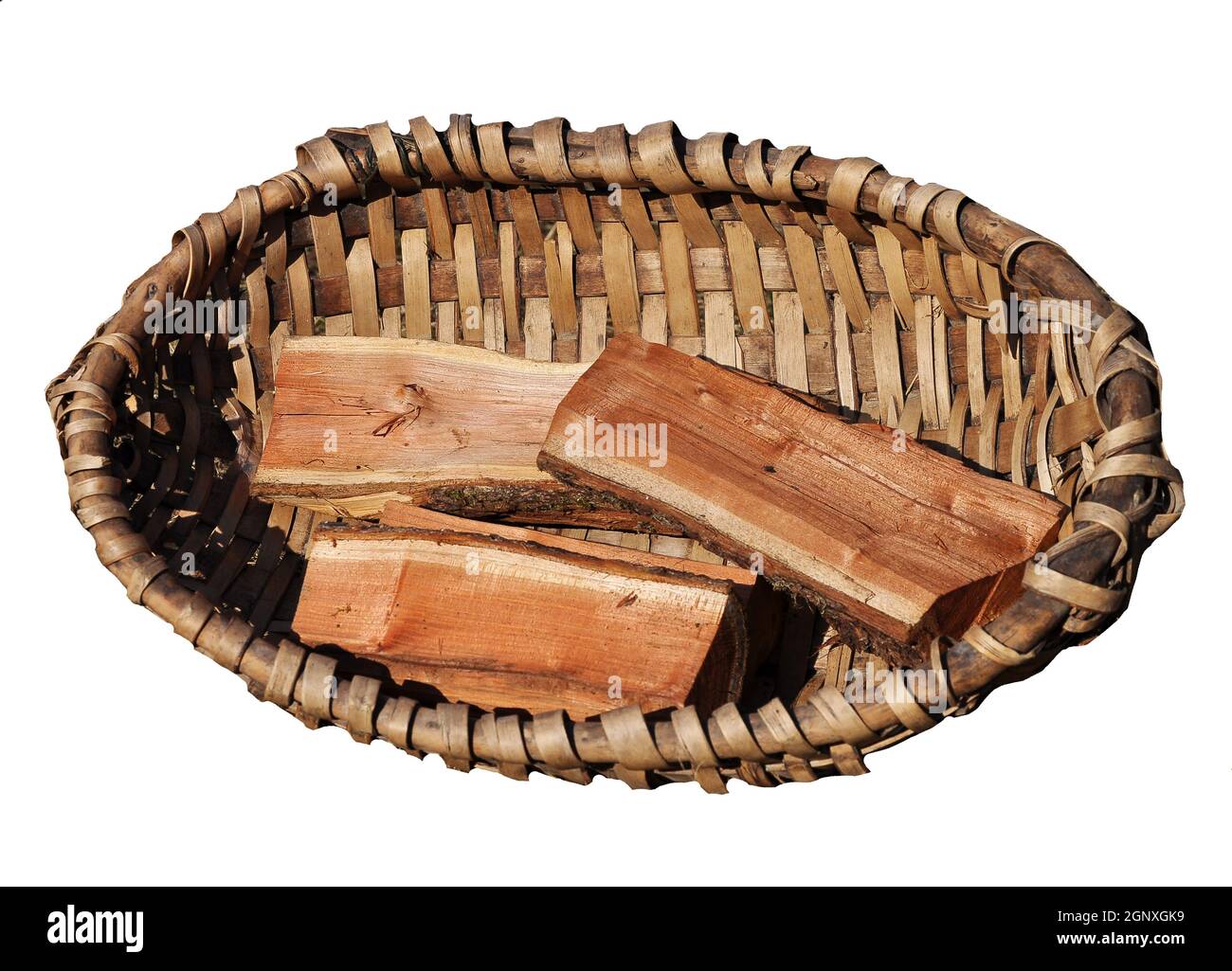 Ancien panier avec bois de chauffage isolé sur blanc Banque D'Images