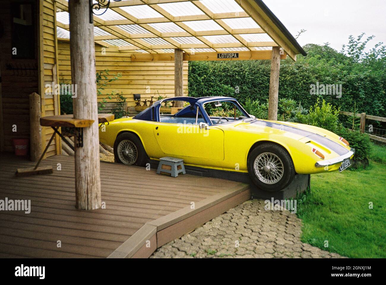 Lotus Elan +2 voiture classique transformée en un bain à remous personnalisé, The Horse Hut, Medstead, Alton, Hampshire Angleterre,Royaume-Uni. Banque D'Images