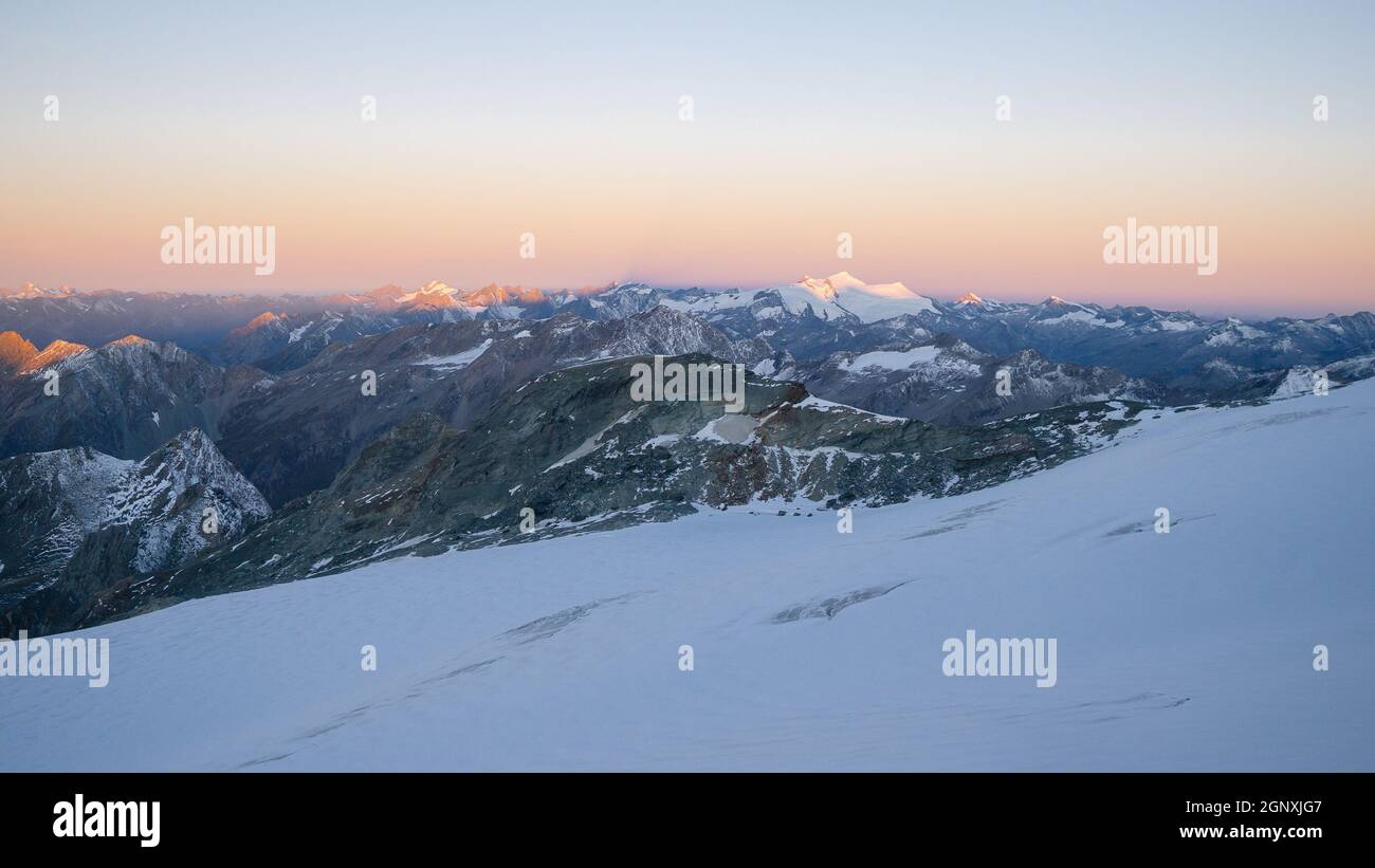 Merveilleux matin pendant la montée sur la crête de Studlgrat sur le Grossglockner, la plus haute montagne d'Autriche. Hohe Tauern, Alpes Banque D'Images