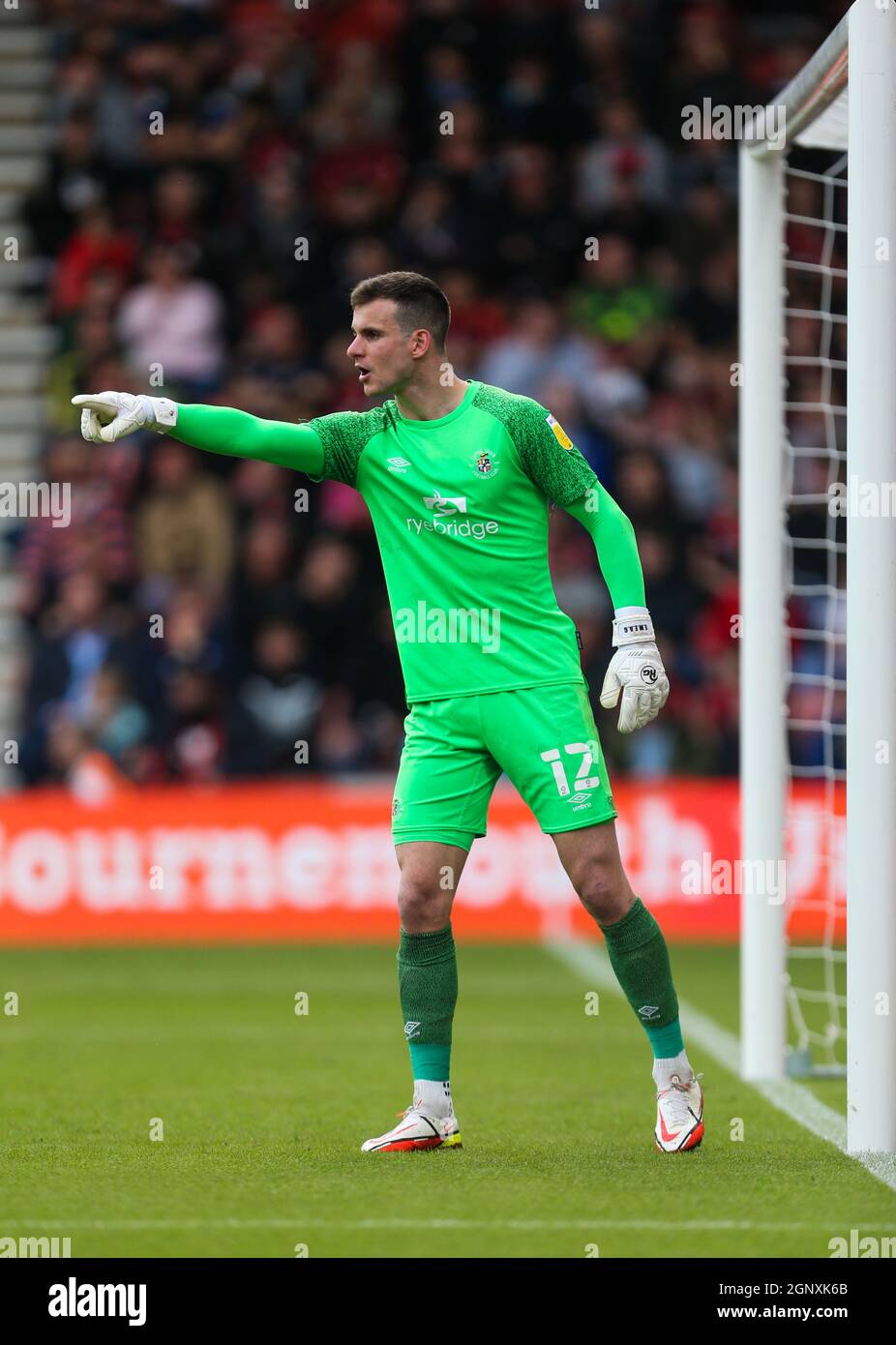 Simon Sluga, gardien de but de Luton Town, en action lors du match de championnat Sky Bet au stade Vitality, à Bournemouth. Date de la photo: Samedi 25 septembre 2021. Banque D'Images